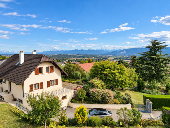 Maison individuelle de 167 m2 avec vue dégagée à Saint-Jean-de-Gonville, entourée de verdure.