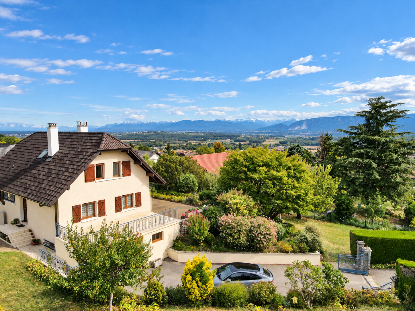 Maison individuelle de 167 m2 avec vue dégagée à Saint-Jean-de-Gonville, entourée de verdure.