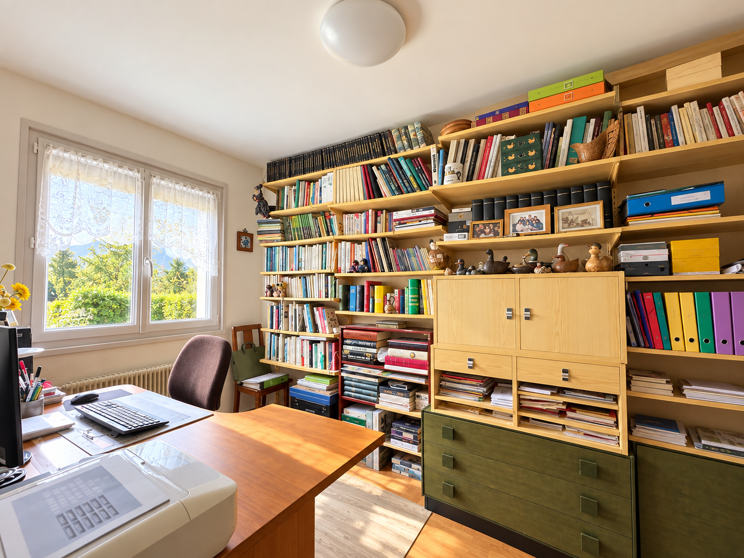 Bureau avec étagères remplies de livres et un bureau en bois, à Saint-Jean-de-Gonville.
