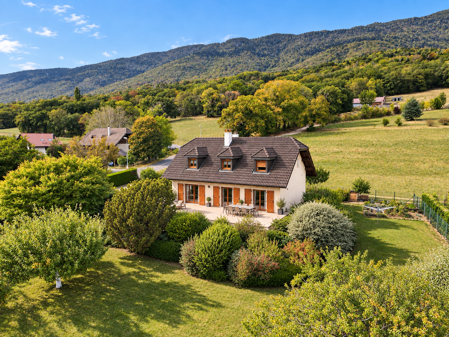 Maison individuelle avec jardin et terrasse à Saint-Jean-de-Gonville, vue sur les montagnes.