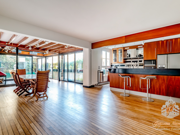 Intérieur d'un duplex avec cuisine moderne et espace de vie lumineux.