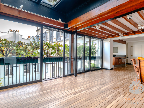 Intérieur d'un duplex avec grandes baies vitrées et parquet, vue sur des terrasses végétalisées.