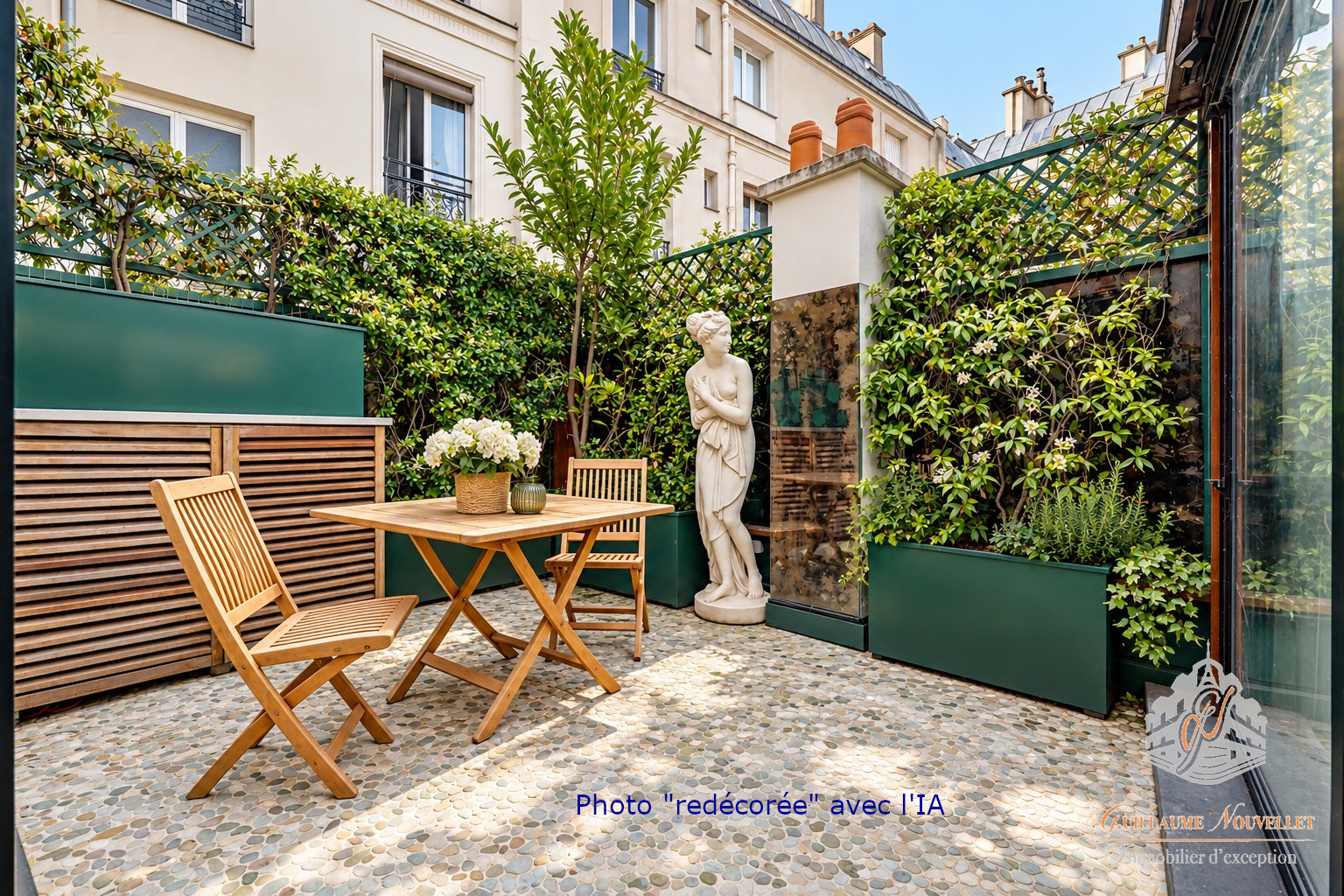 Terrasse d’un duplex à Paris Terrasse privative d'un duplex avec table en bois et statue, entourée de verdure.