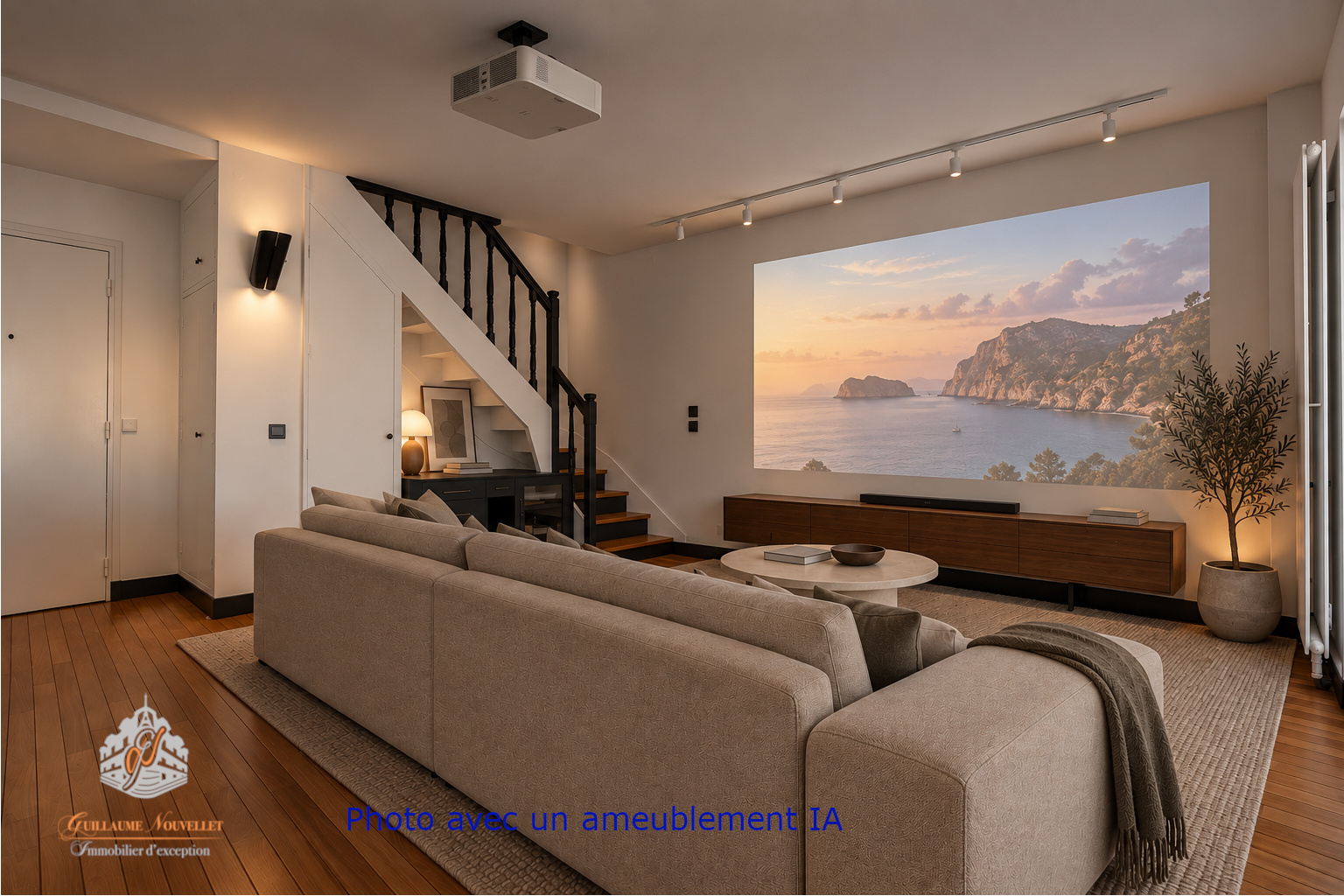 Intérieur d’un duplex à Paris Intérieur d'un duplex avec un grand écran projeté et un canapé, décor moderne.