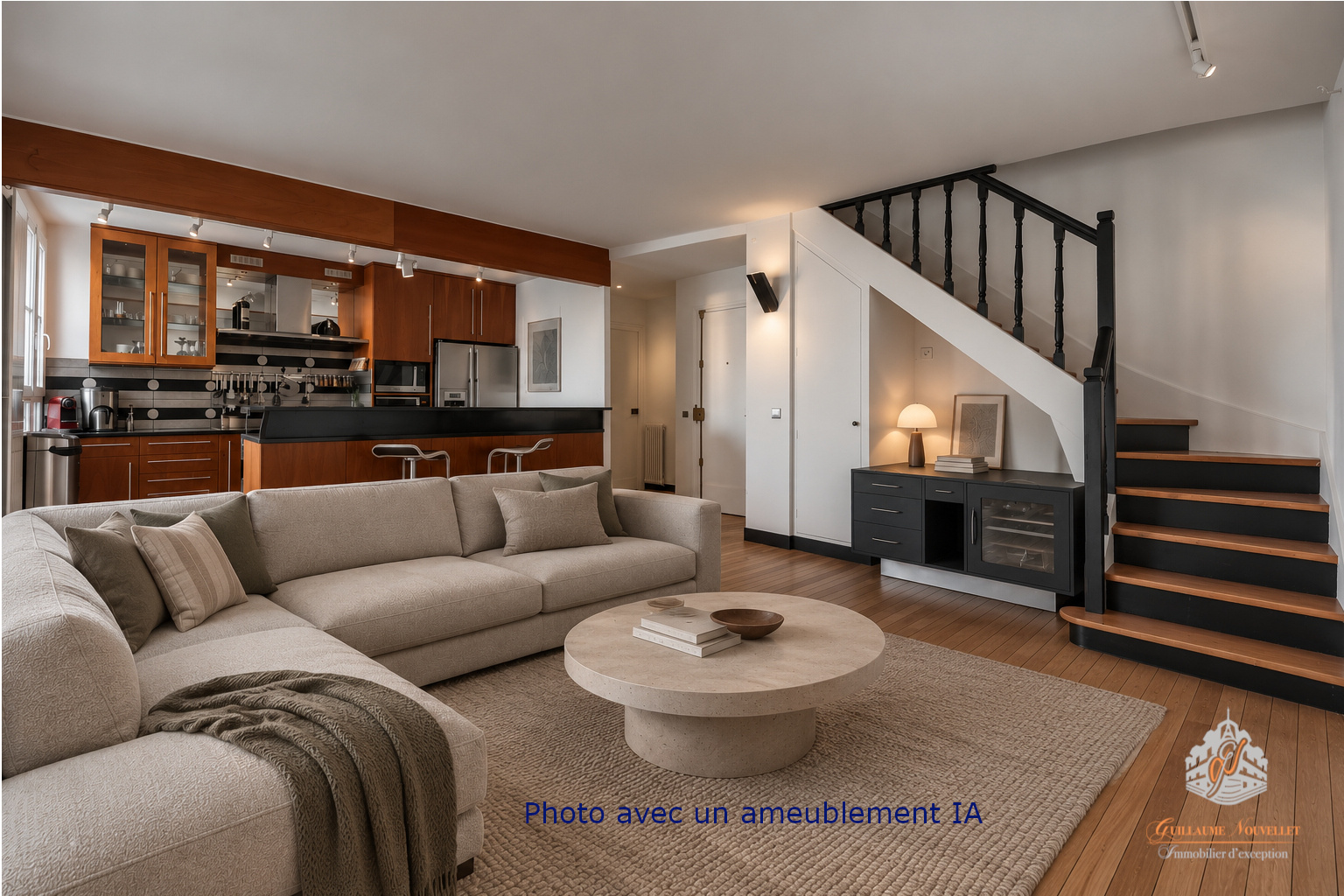 Duplex d’exception à Paris Intérieur d'un duplex moderne avec salon, cuisine ouverte et escalier, situé à Paris.