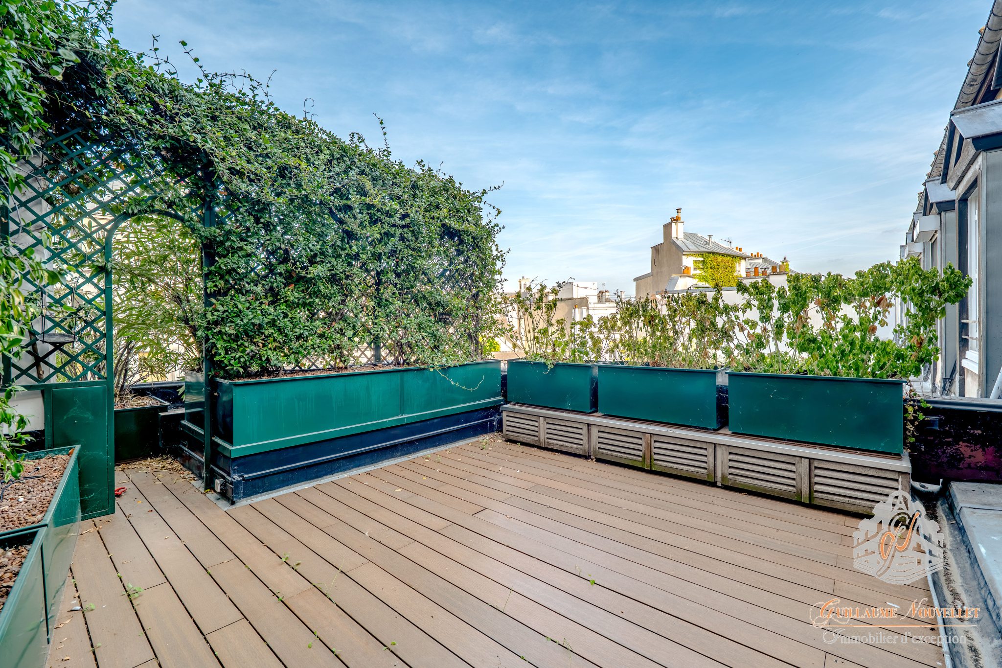 Terrasse d’un duplex à Paris Terrasse privative d'un duplex à Paris, entourée de verdure et d'un ciel dégagé.