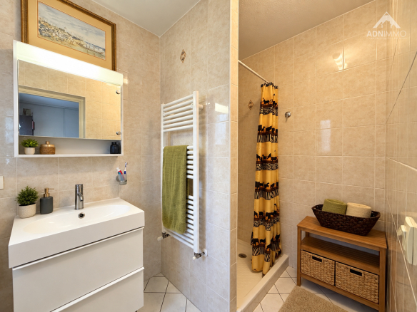 Salle de bain moderne avec douche et meuble sous vasque