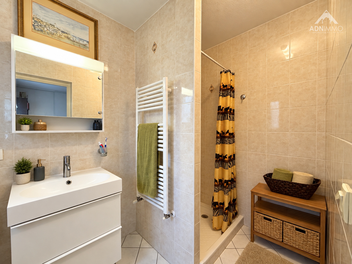 Salle de bain de la maison à Saint-Genis-Pouilly Salle de bain moderne avec douche et meuble sous vasque