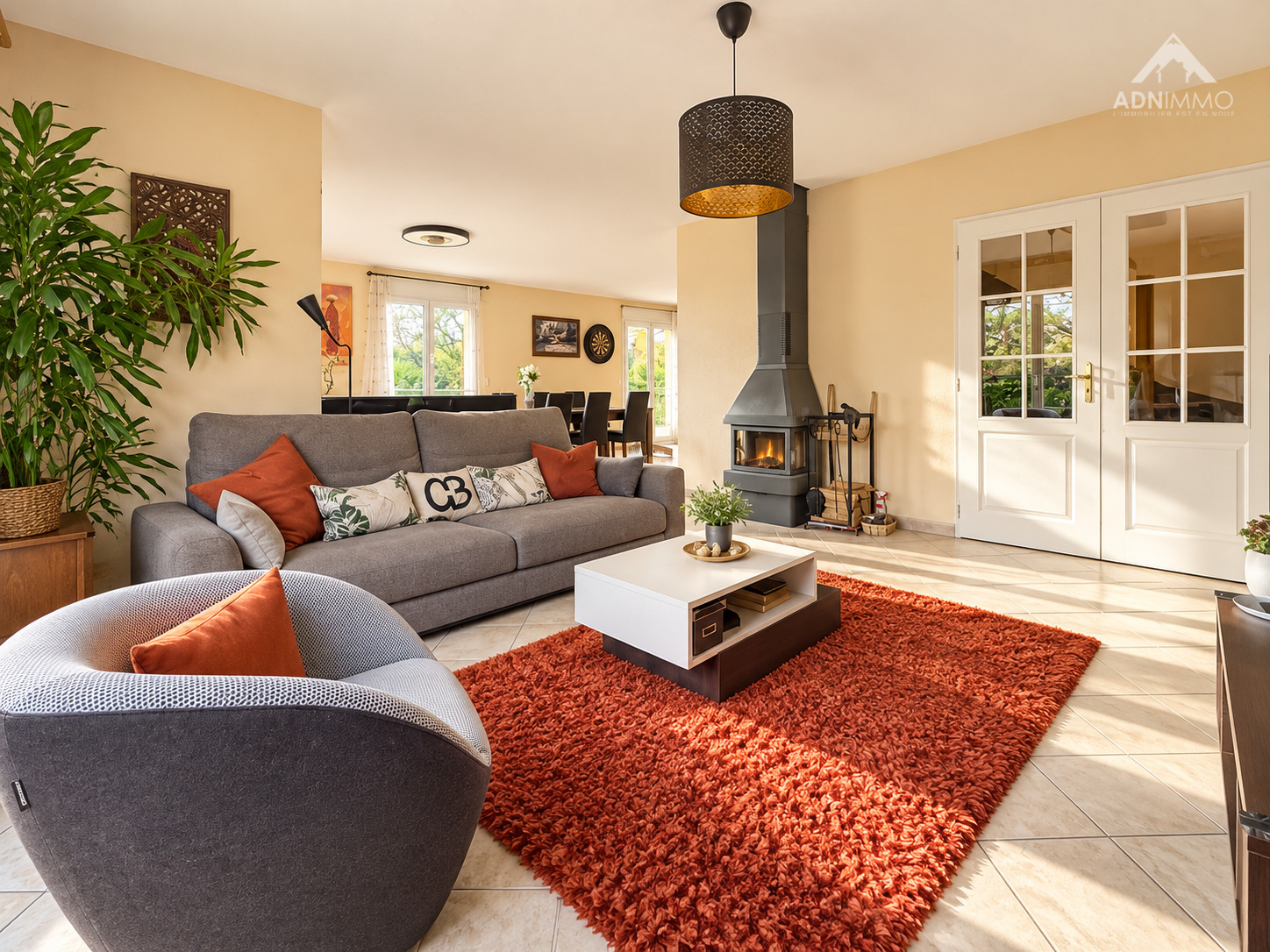 Salon d’une maison à Saint-Genis-Pouilly Intérieur d'une maison avec salon, cheminée et mobilier moderne.