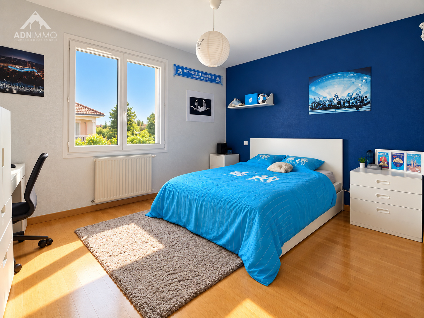 Chambre à coucher spacieuse Chambre lumineuse avec lit double, bureau et décoration bleue.