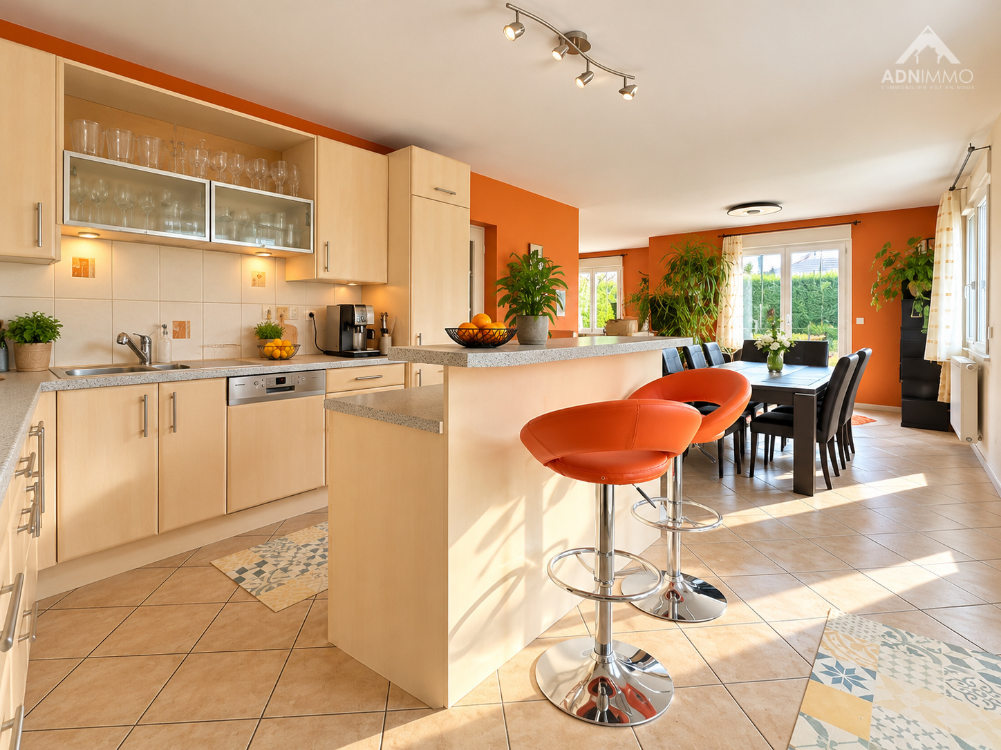 Cuisine et salle à manger lumineuses Intérieur d'une maison avec cuisine ouverte et salle à manger, lumière naturelle abondante.