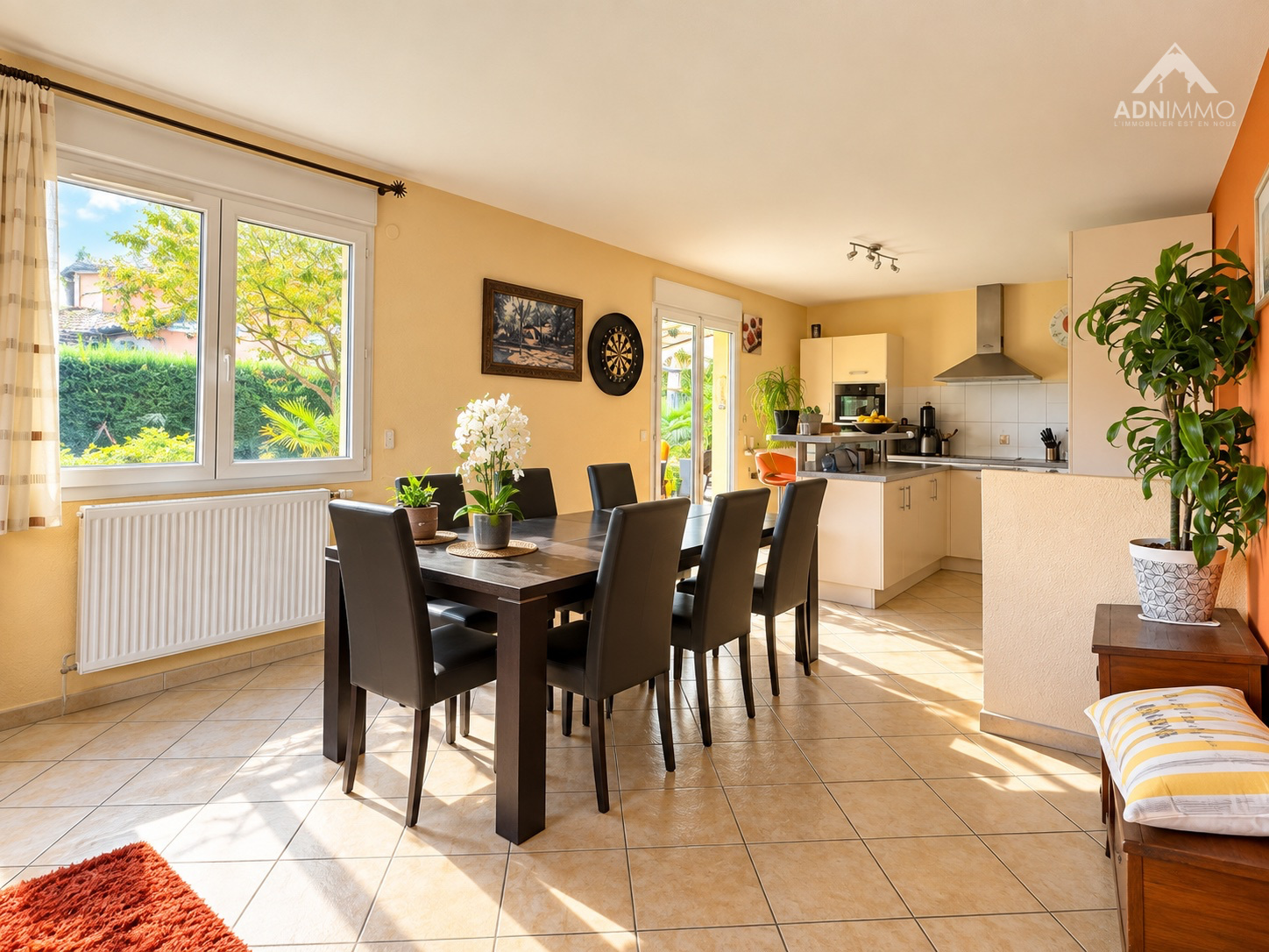 Intérieur lumineux d’une maison à Saint-Genis-Pouilly Intérieur d'une maison avec salle à manger et cuisine ouverte, lumière naturelle, à Saint-Genis-Pouilly.