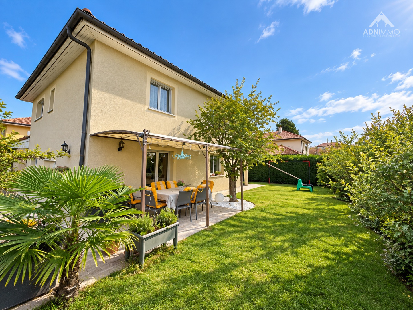 Maison à Saint-Genis-Pouilly Maison avec jardin à Saint-Genis-Pouilly, vue extérieure avec mobilier de jardin.
