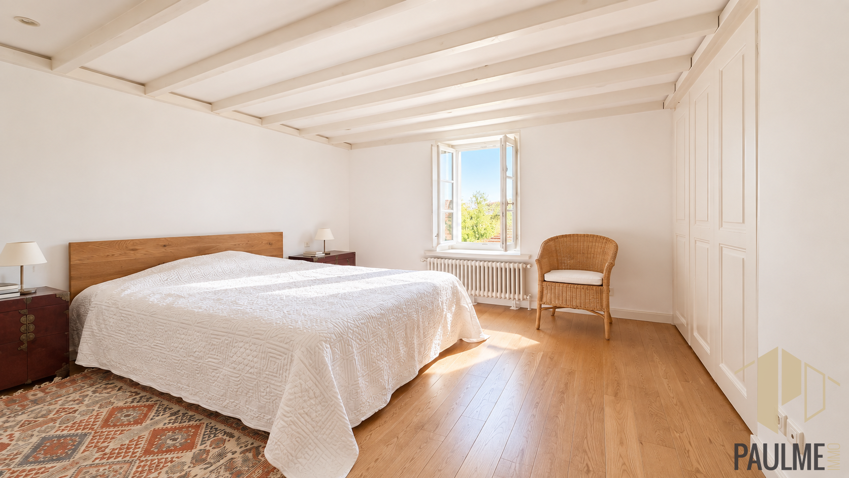 Chambre lumineuse avec lit double et fenêtre à Sergy.
