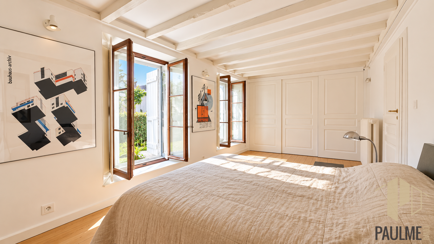Chambre lumineuse avec fenêtres à battants et décoration moderne dans une maison en pierre à Sergy.