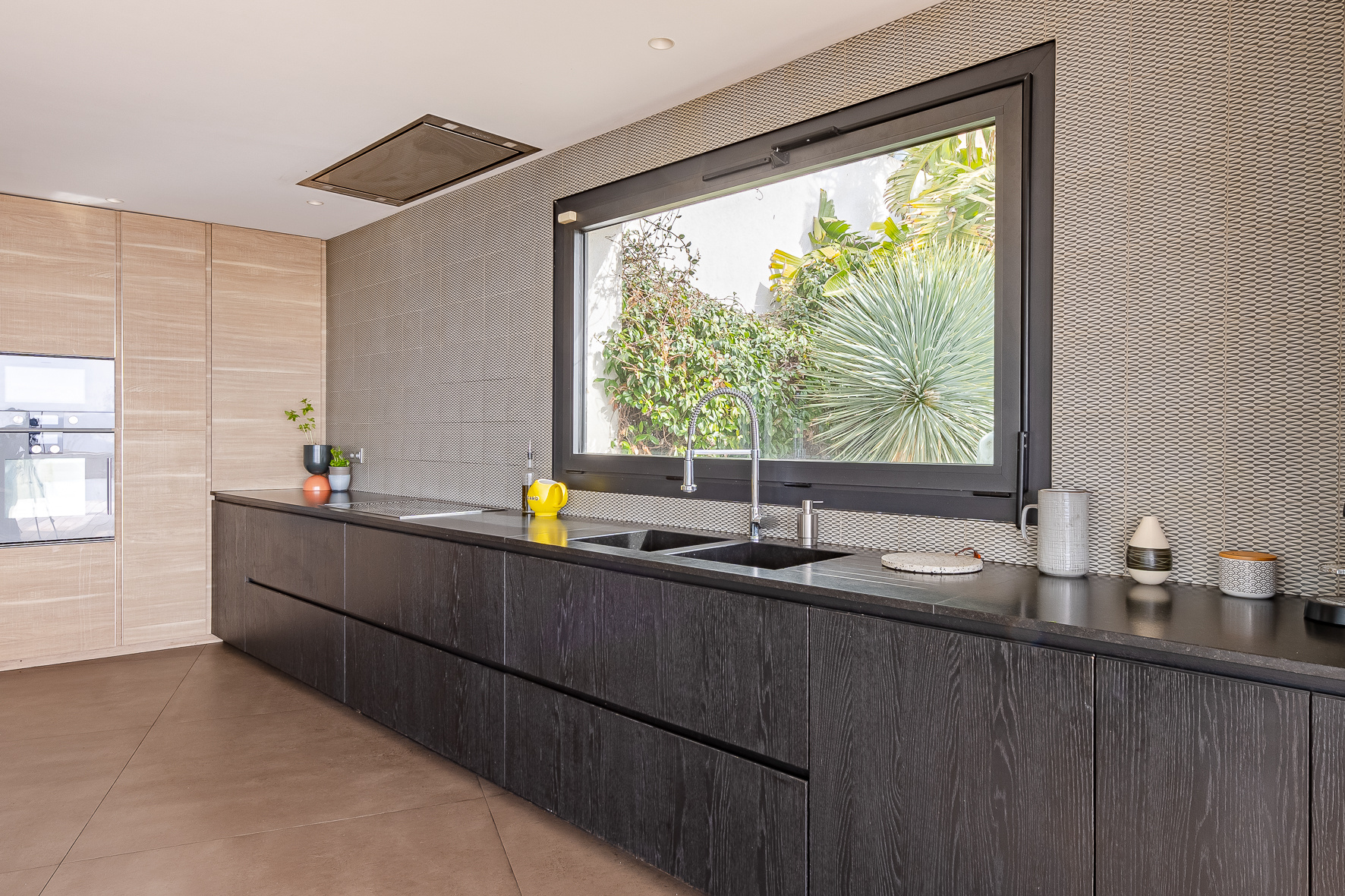 Contemporary kitchen with a view Modern kitchen with views of nature, architect-designed house Roucas Blanc in Marseille.