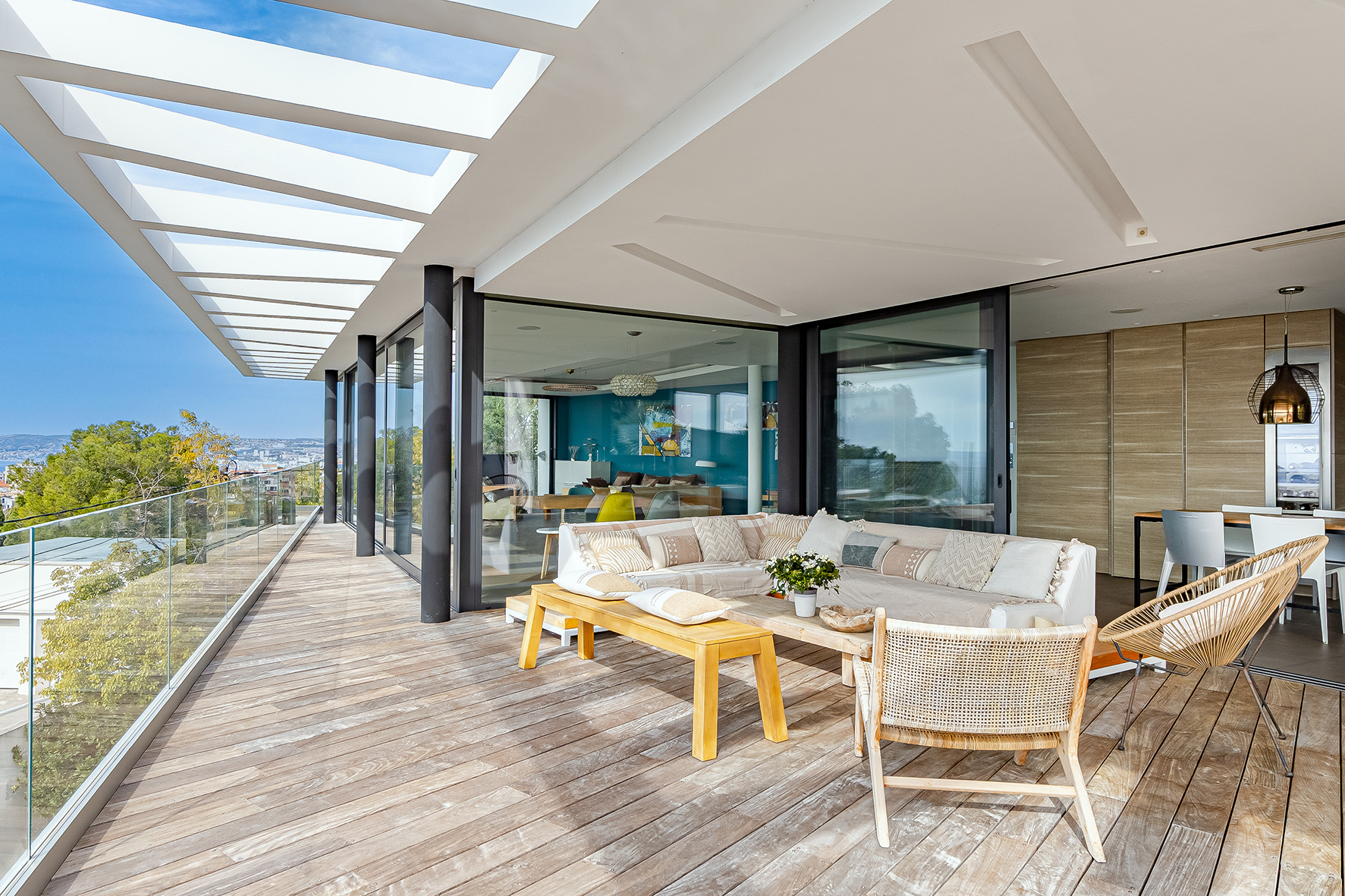 Terrace with sea view in Marseille Modern terrace with wooden furniture and panoramic sea views in Marseille.