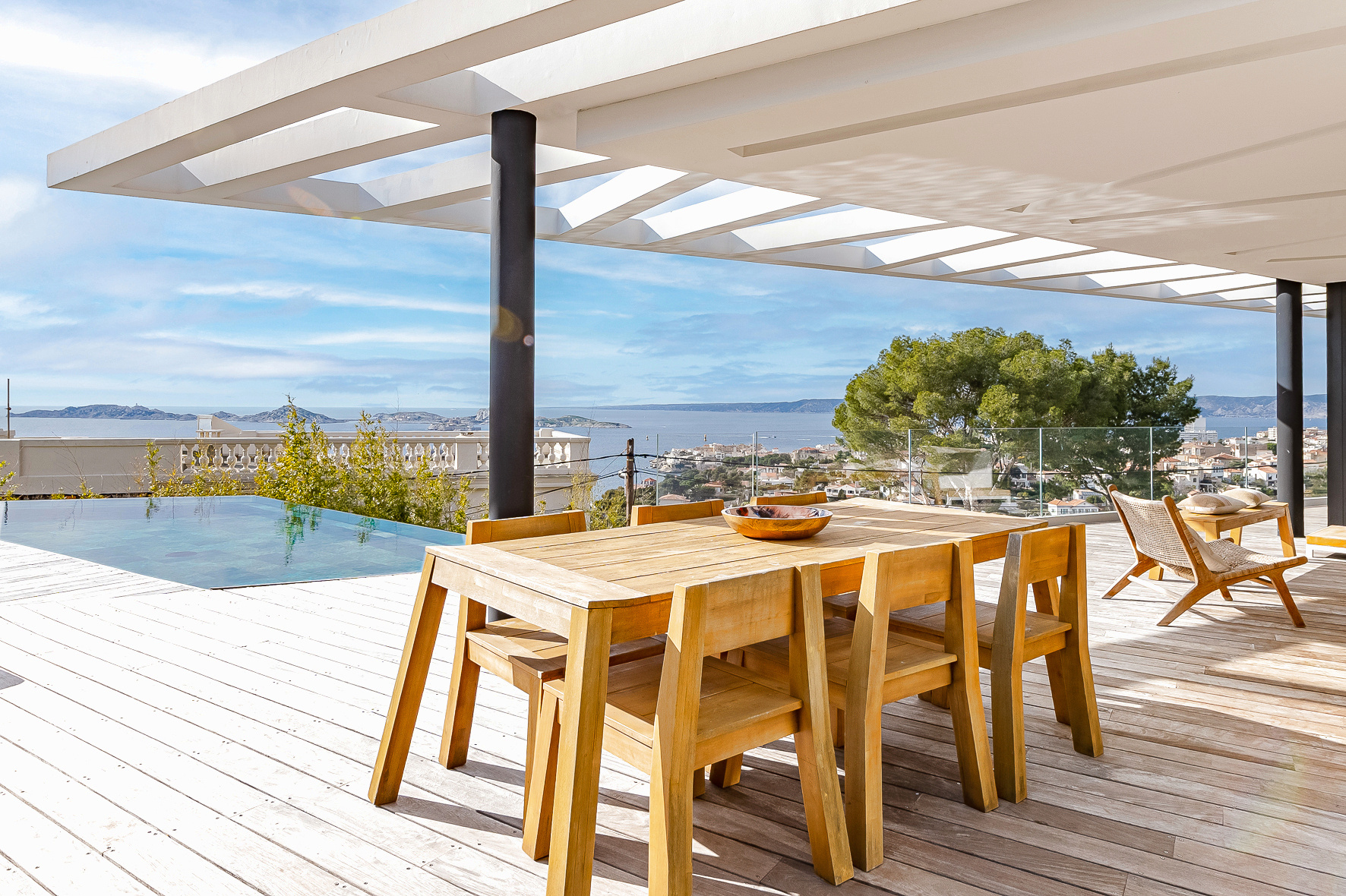 Contemporary villa with sea view in Marseille Wooden terrace with sea view and infinity pool, Roucas Blanc, Marseille.