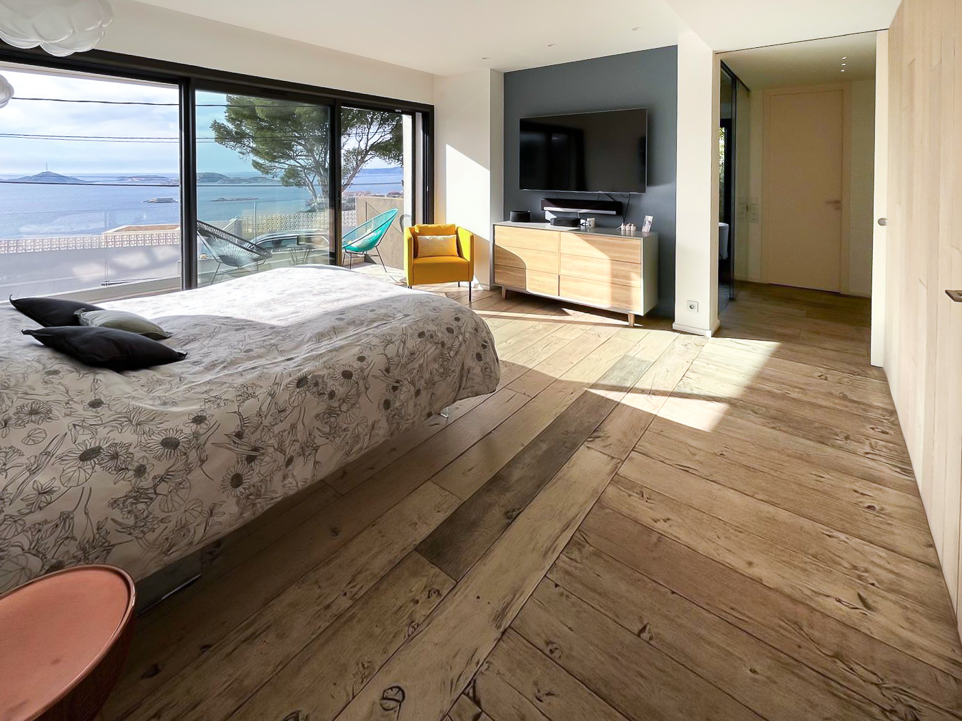 Room with sea view in Marseille Modern room with sea view in Marseille, contemporary furniture and large windows.