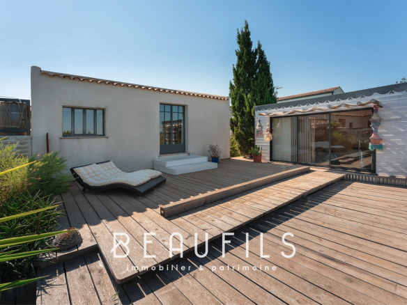 Mediterranean villa with wooden terrace and garden, Les Saintes Maries de la Mer.