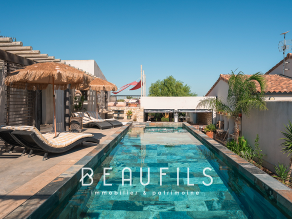 Mediterranean villa with pool and sun loungers, Saintes Maries de la Mer