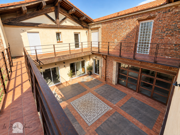 Former wine cellar renovated with interior courtyard in Perpignan, brick walls and terrace.