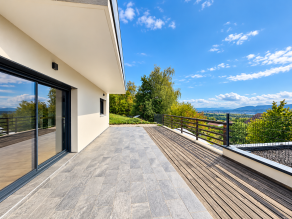 Terrasse d'une maison moderne avec vue sur la vallée, à Challex.
