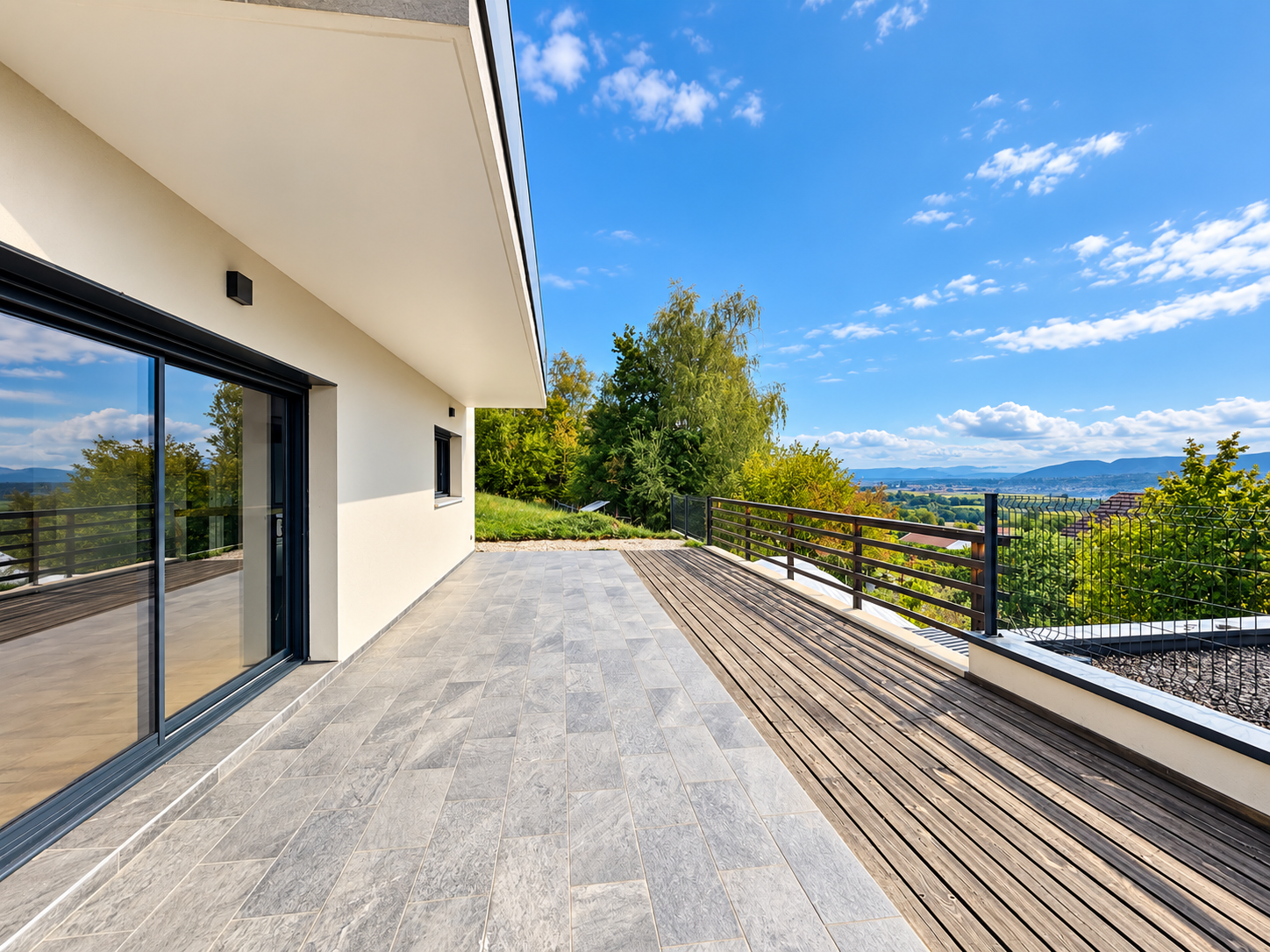 Terrasse avec vue à Challex Terrasse d'une maison moderne avec vue sur la vallée, à Challex.