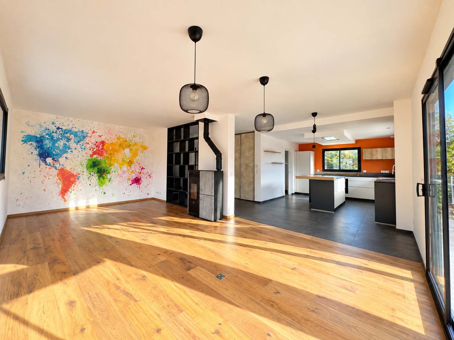 Intérieur d’une maison à Challex Intérieur d'une maison moderne avec salon lumineux, cuisine ouverte et mur coloré décoratif.