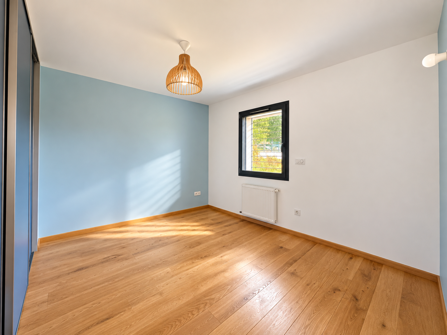 Chambre à Challex Chambre lumineuse avec parquet et fenêtre à Challex