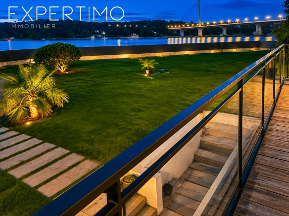 View of a contemporary property with garden and lighting, facing the harbor of Brest in Relecq-Kerhuon.