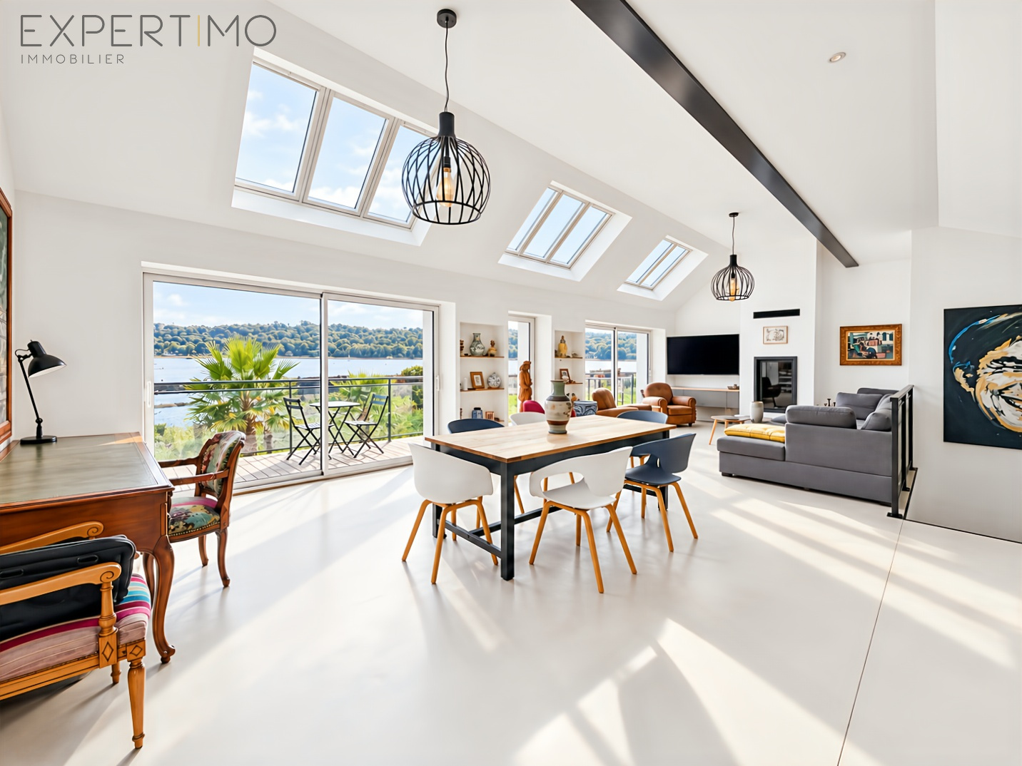 Contemporary property in Le Relecq-Kerhuon Bright interior of a contemporary property overlooking the harbor of Brest, Le Relecq-Kerhuon.