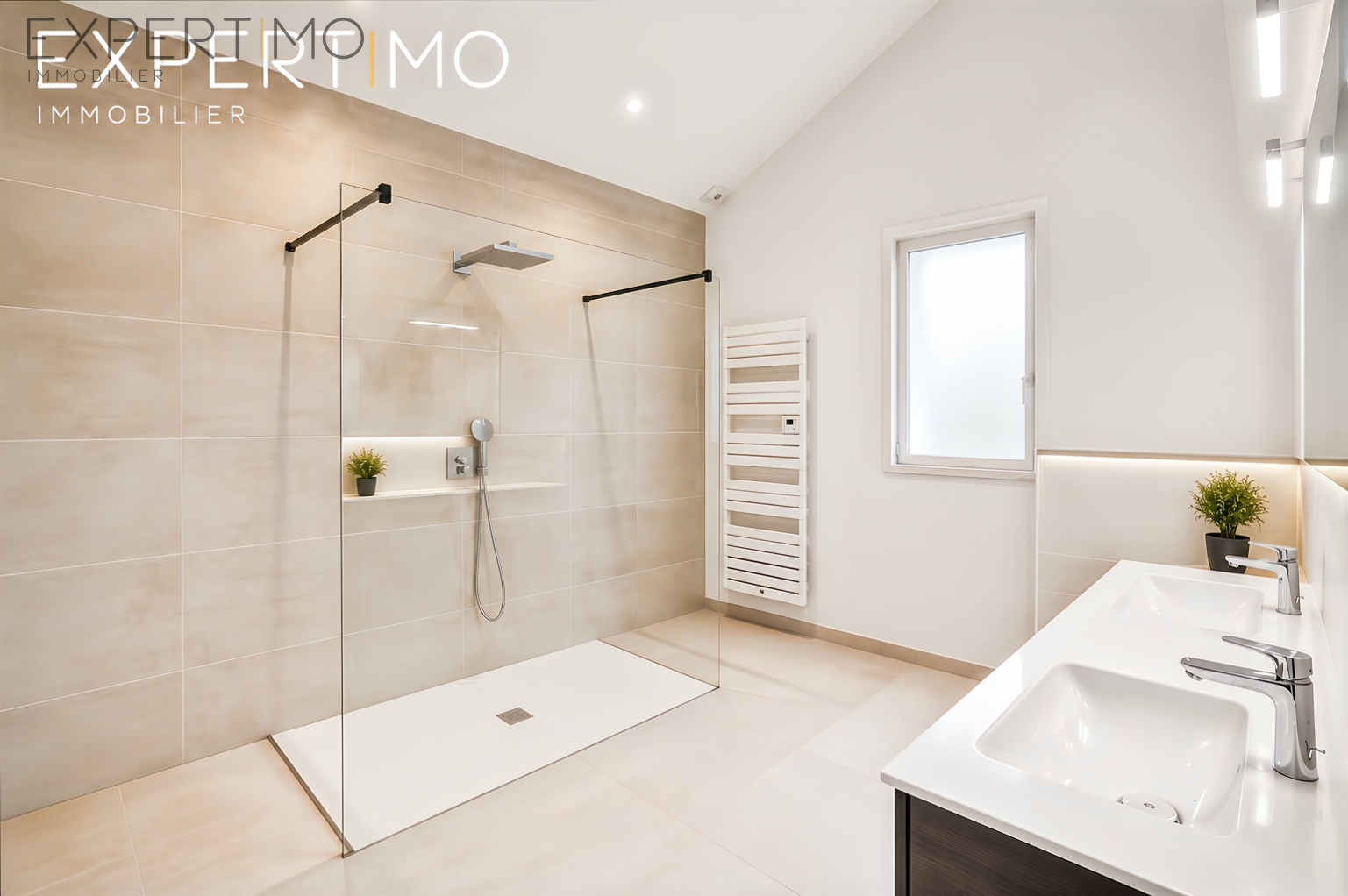 Contemporary bathroom Modern bathroom with walk-in shower and sink in Relecq-Kerhuon.