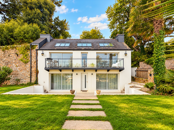 Contemporary house with garden and terrace in Le Relecq-Kerhuon, facing the Brest harbor.