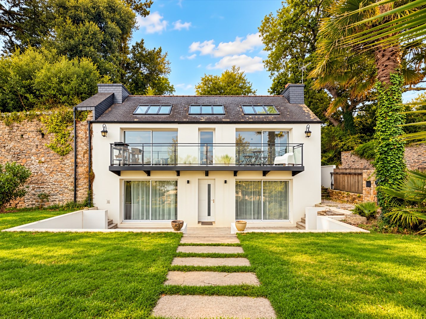 Contemporary property in Le Relecq-Kerhuon Contemporary house with garden and terrace in Le Relecq-Kerhuon, facing the Brest harbor.