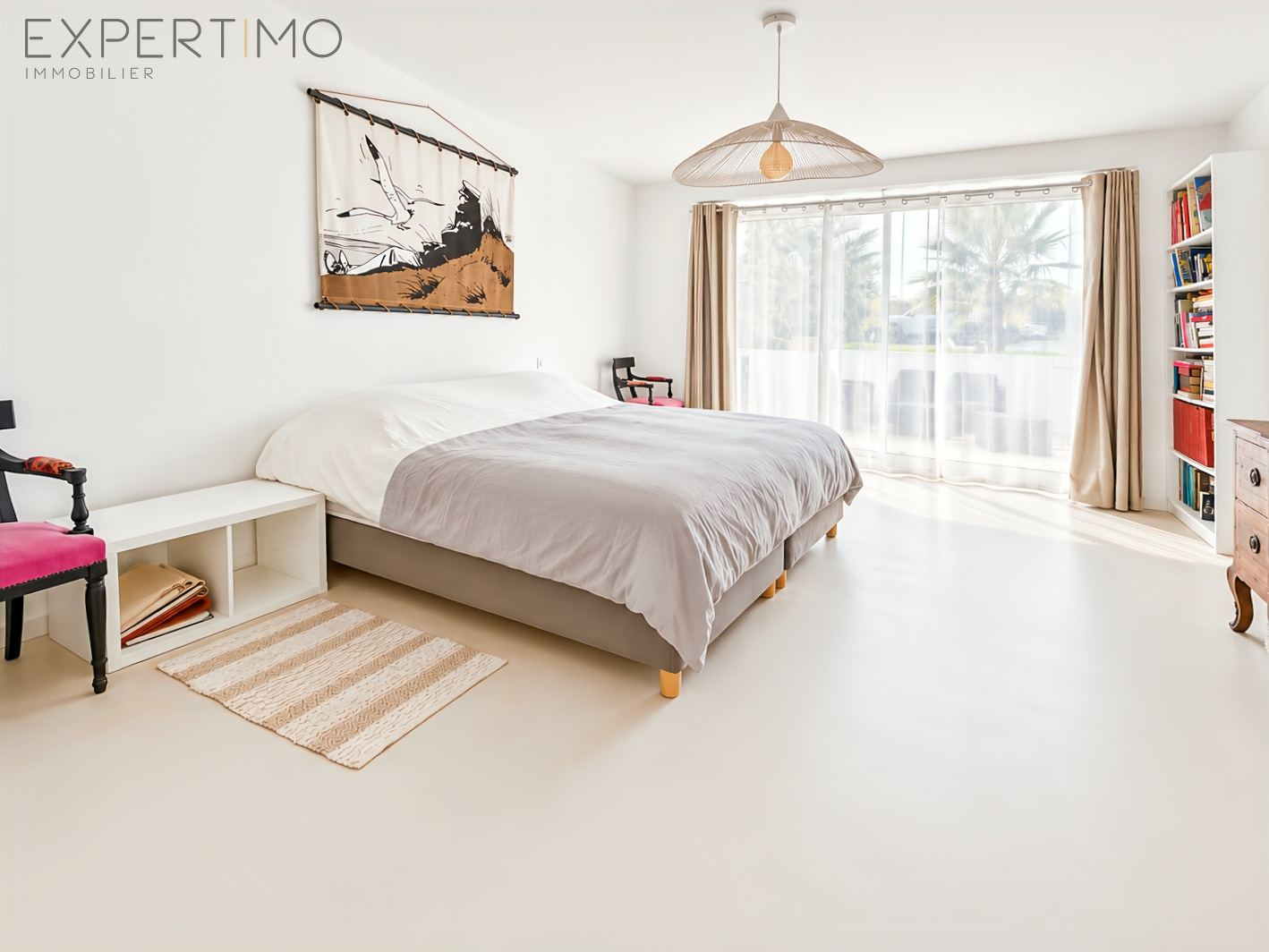Contemporary bedroom in Le Relecq-Kerhuon Bright room with double bed and access to a balcony, minimalist decor.