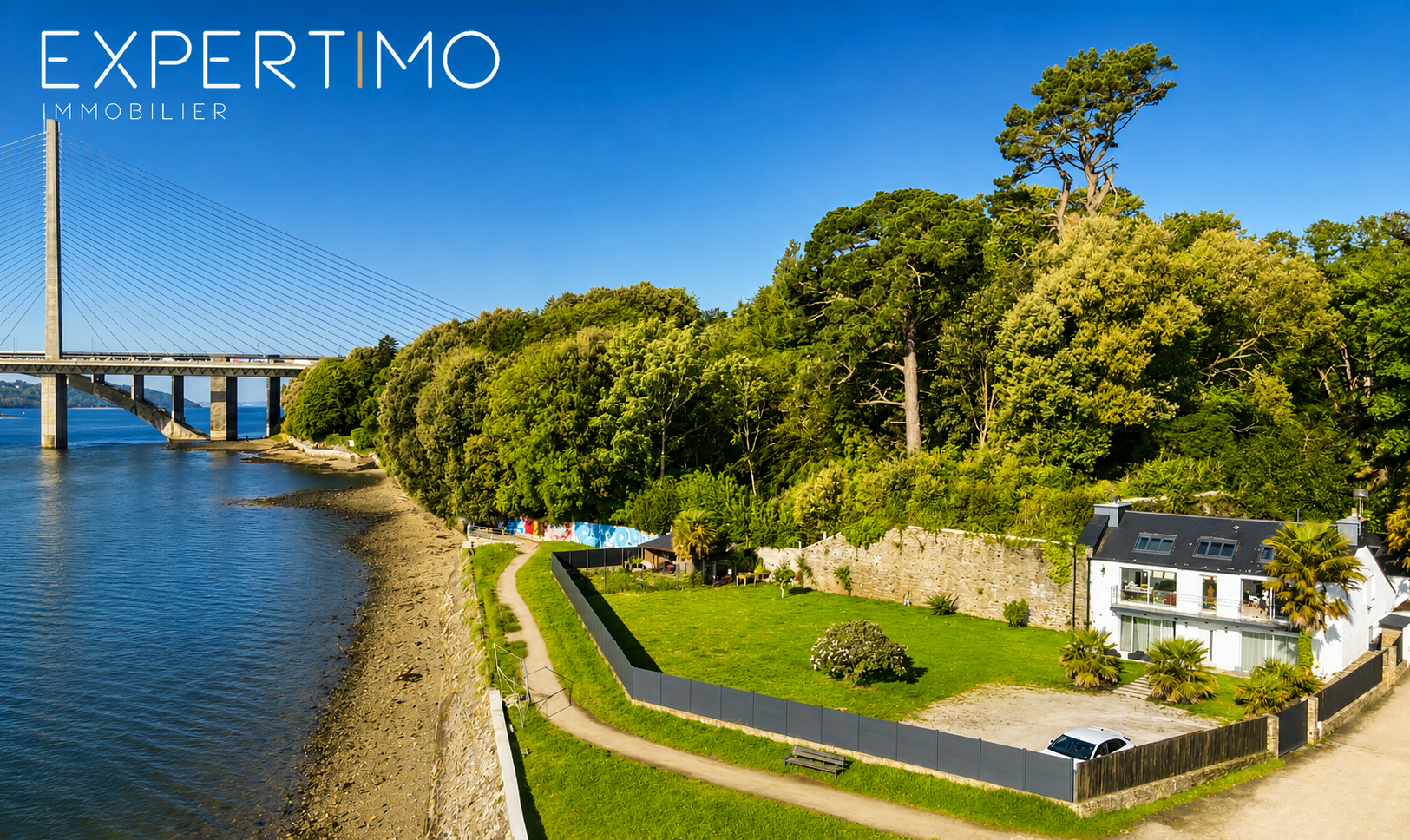 Exceptional property in Le Relecq-Kerhuon Contemporary property in Le Relecq-Kerhuon, facing the Brest harbor, with a sea view.