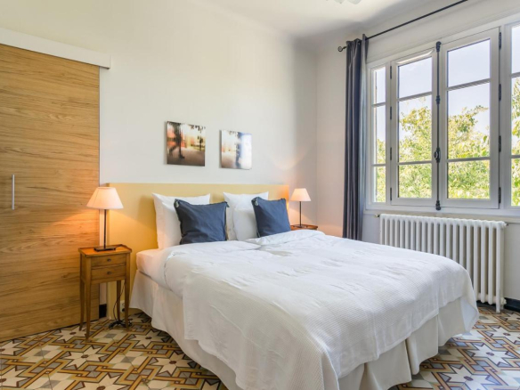 Room in a renovated country house with double bed and windows overlooking the garden in L'Isle-sur-la-Sorgue.