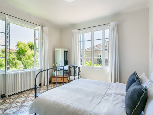 Room in a renovated country house with windows opening onto a garden, L'Isle-sur-la-Sorgue.