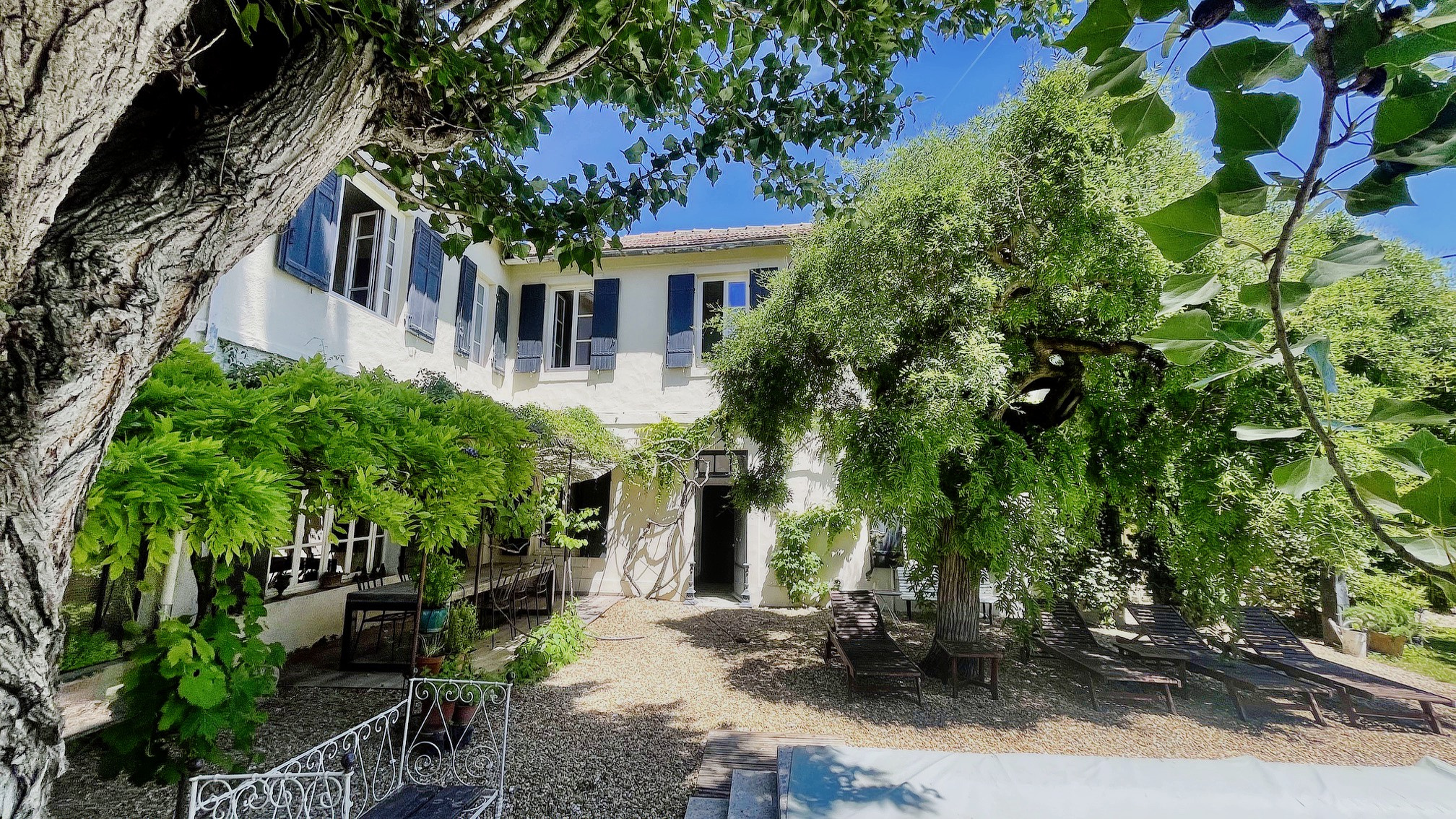 Renovated 350 m2 country house with garden and swimming pool in L'Isle-sur-la-Sorgue.