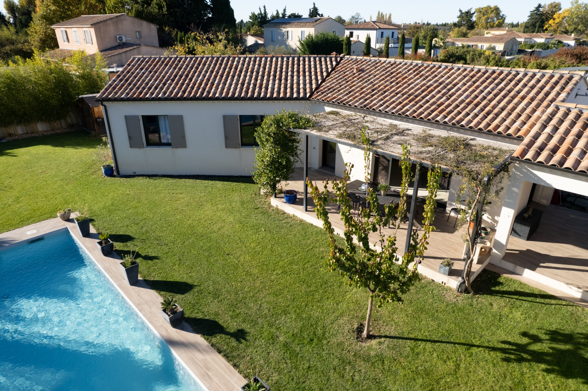 Modern villa in L'Isle-sur-la-Sorgue Aerial view of a modern villa with swimming pool and garden in L'Isle-sur-la-Sorgue.