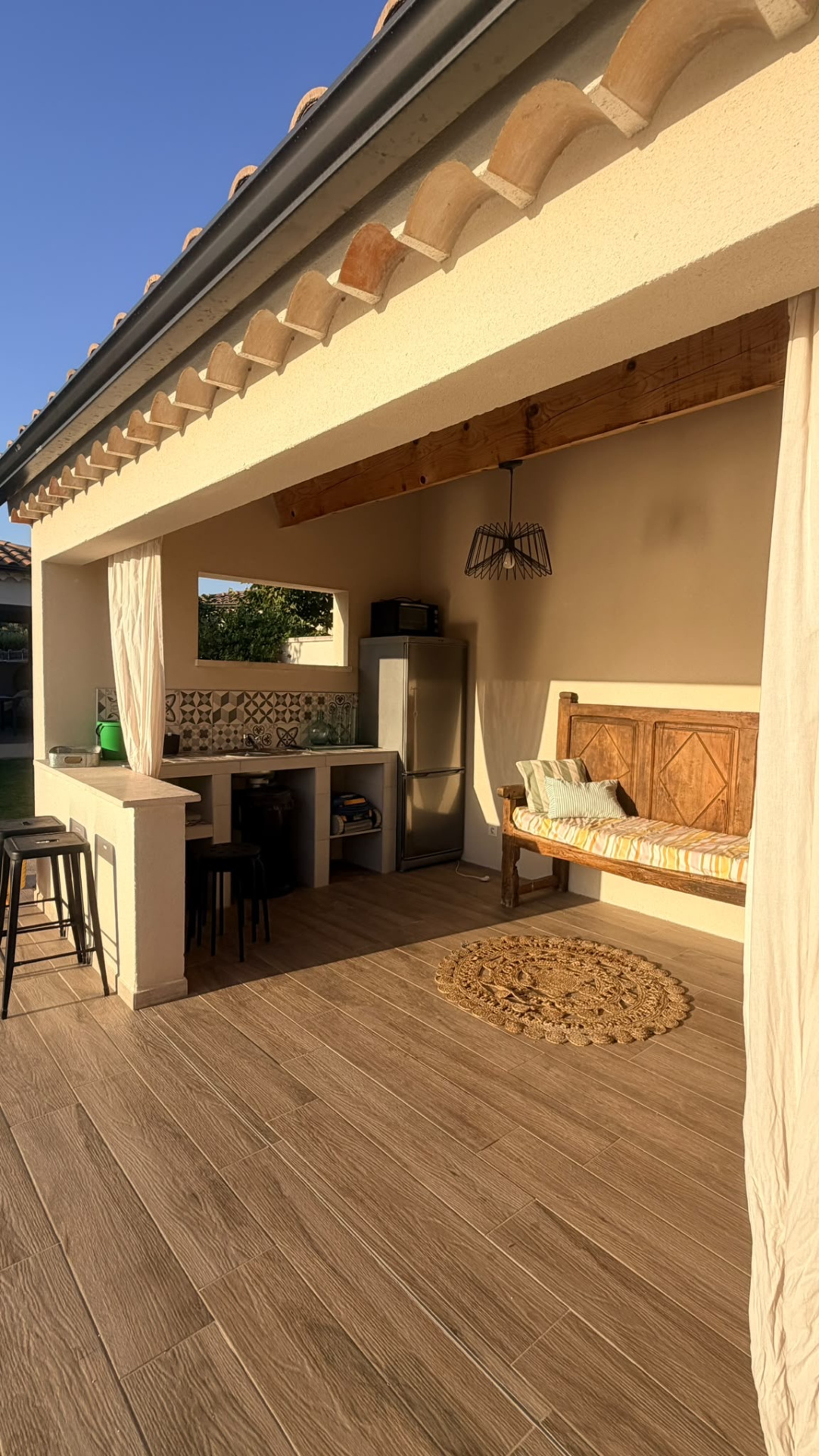 Covered terrace of a modern villa Covered terrace of a modern villa in L'Isle-sur-la-Sorgue, with furniture and kitchenette.