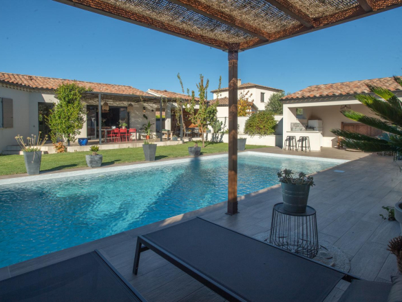 Modern villa with swimming pool and garden in L'Isle-sur-la-Sorgue