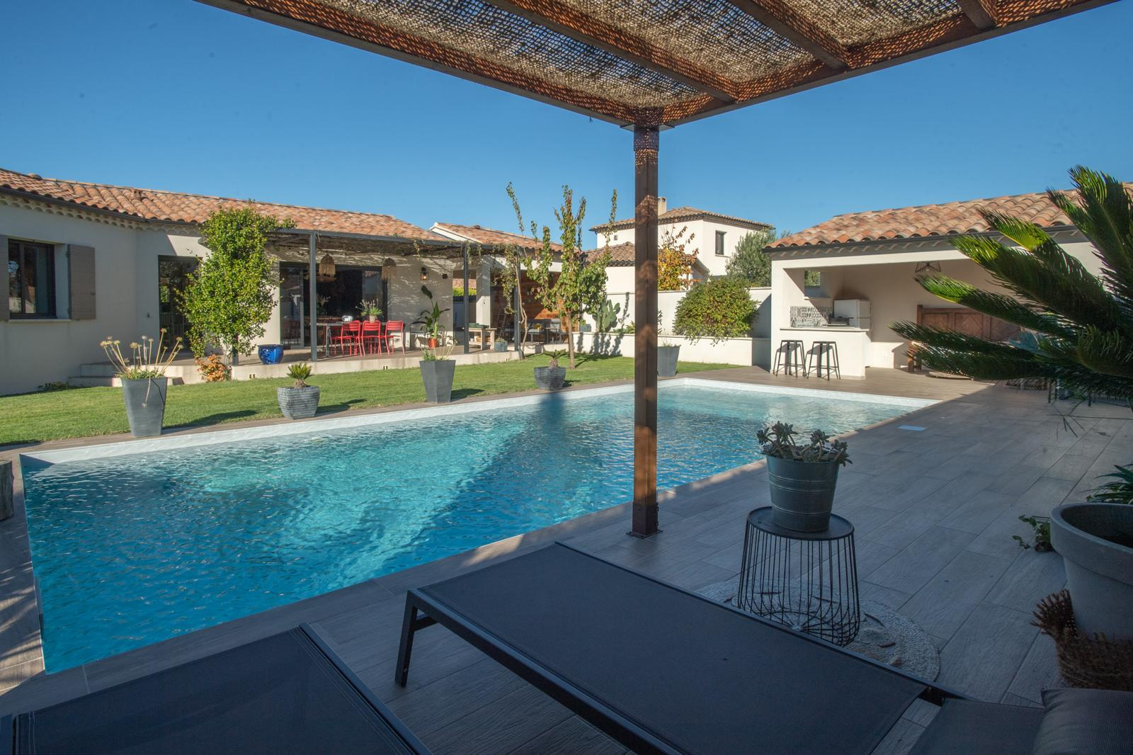 Modern villa for sale Modern villa with swimming pool and garden in L'Isle-sur-la-Sorgue