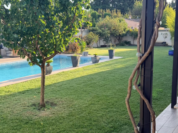 Garden of a modern villa with swimming pool and trees, L'Isle-sur-la-Sorgue