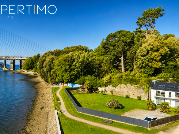 Contemporary seafront property in Le Relecq-Kerhuon, facing the Brest harbor.
