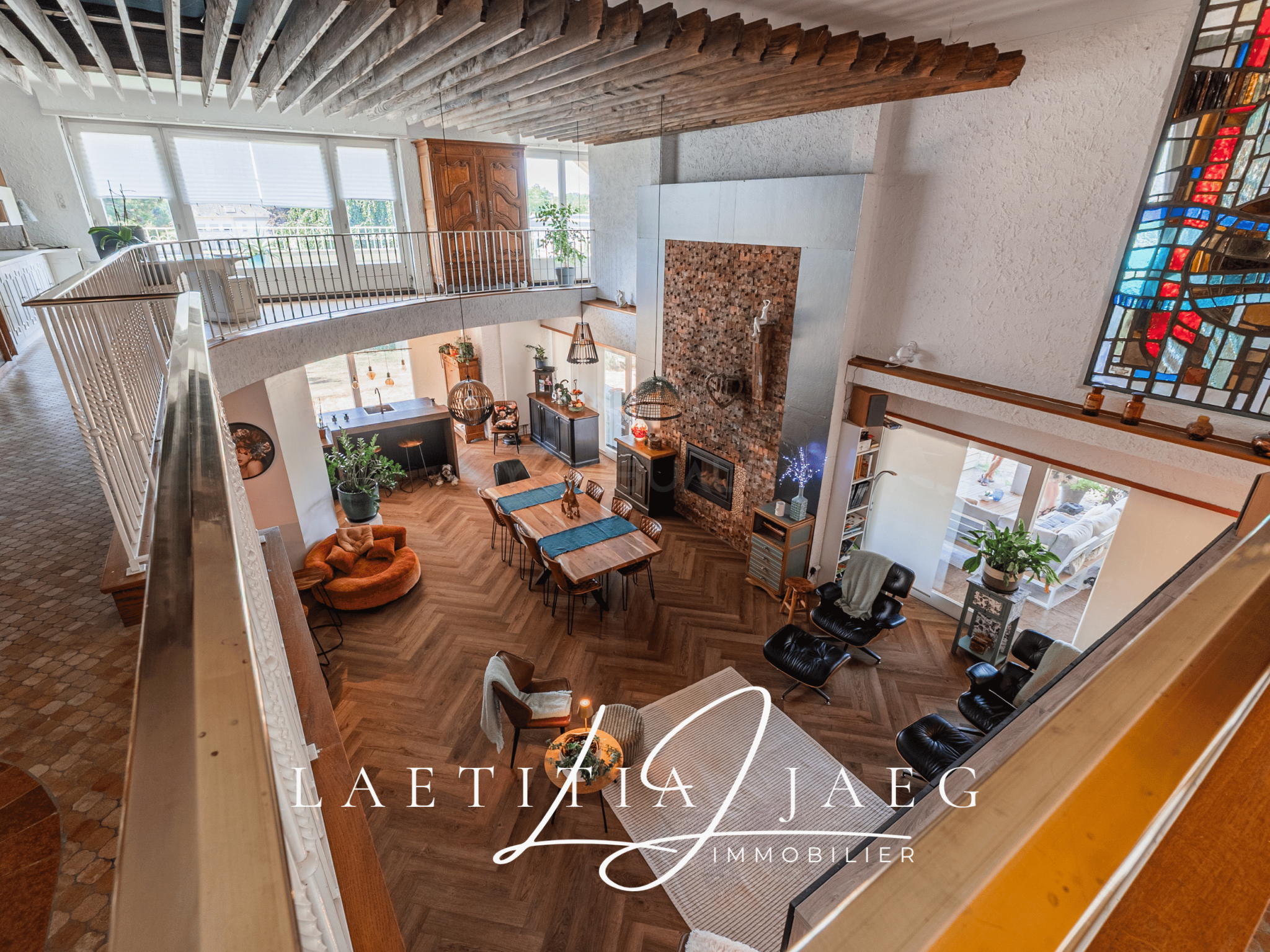 Intérieur d'une propriété atypique avec un grand espace de vie, des meubles modernes et une décoration chaleureuse.