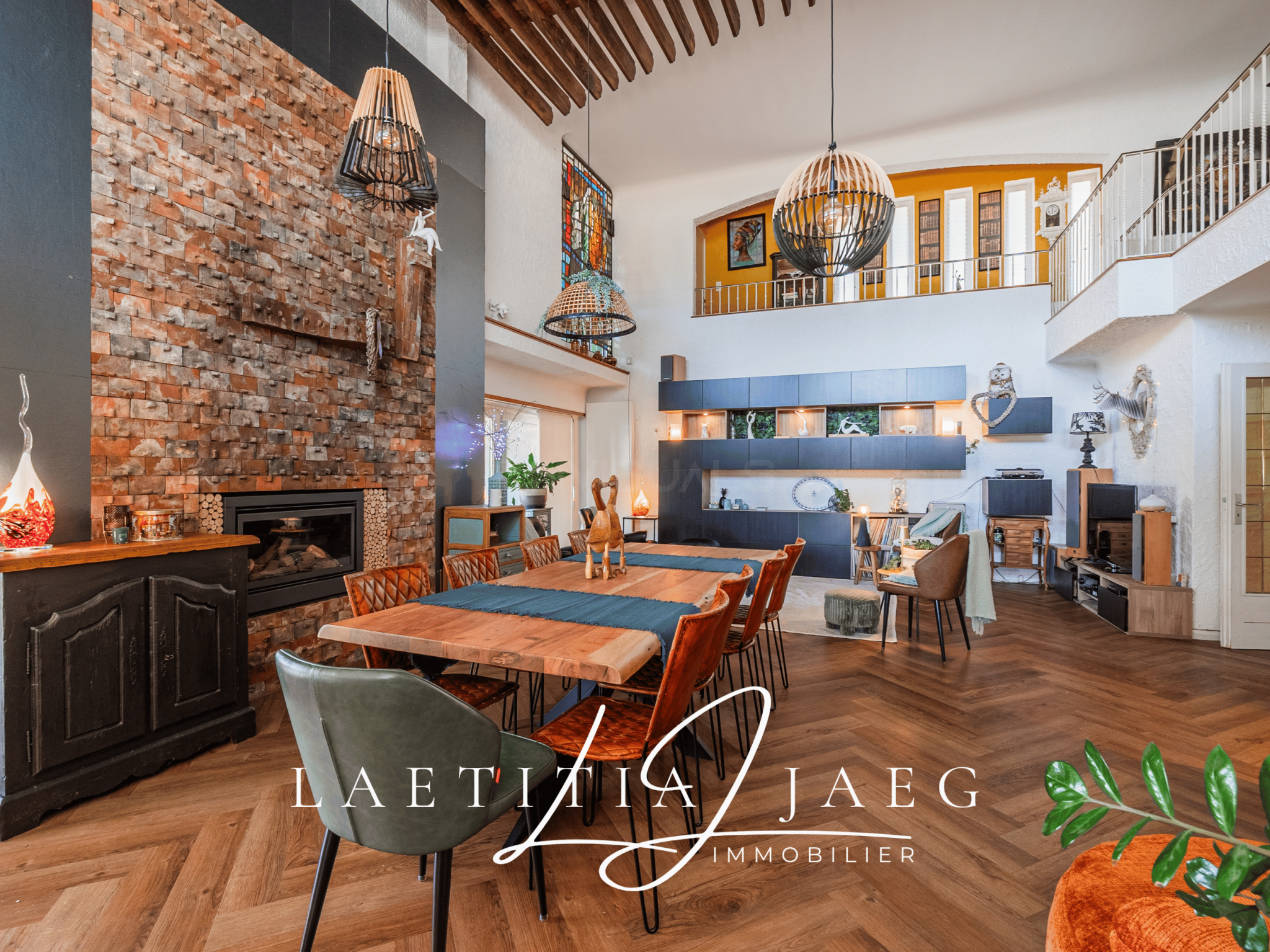 Intérieur d'une maison atypique avec salle à manger et cheminée, décoration moderne.