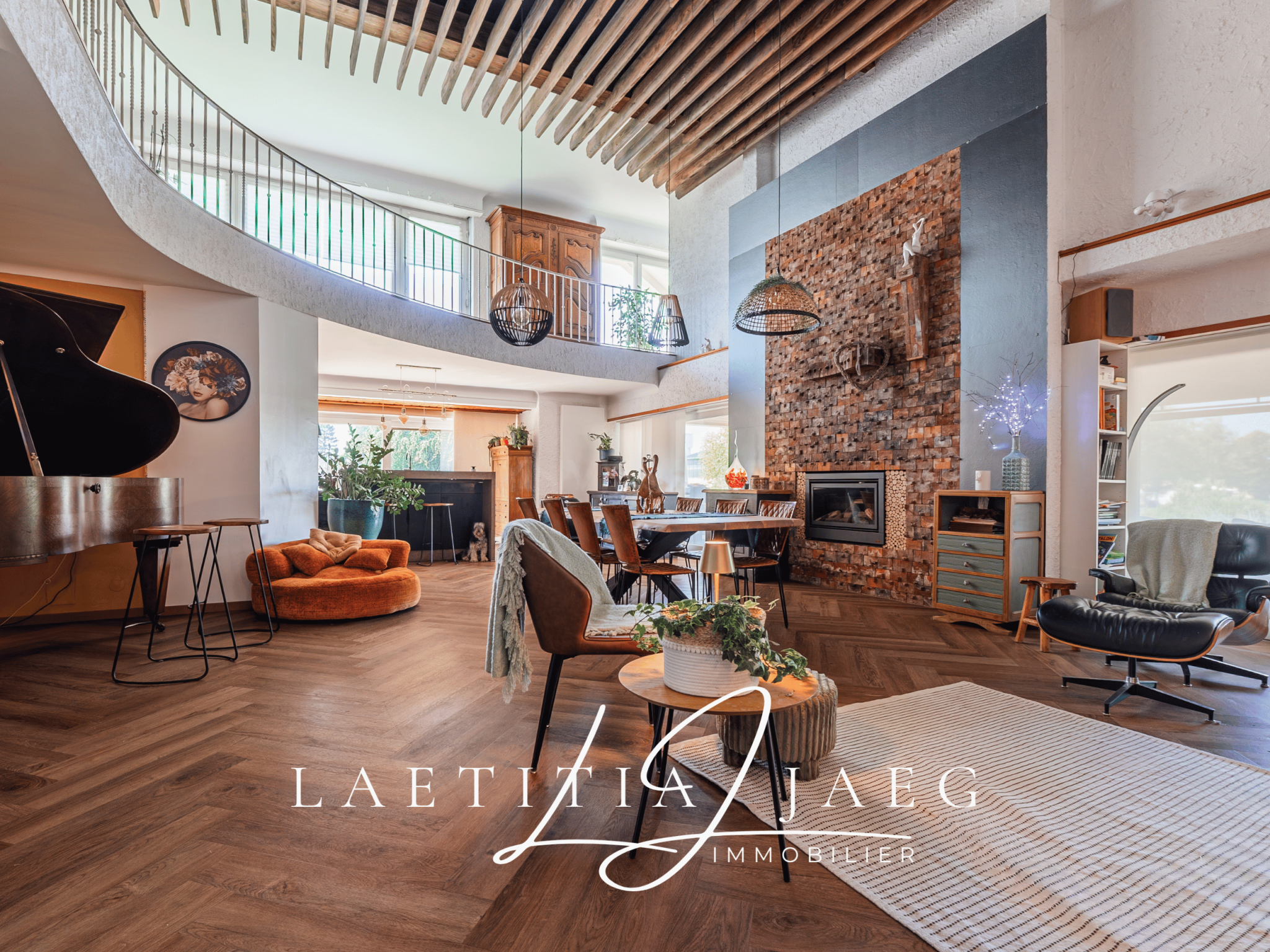Intérieur d'une maison atypique avec un salon spacieux et une décoration moderne.