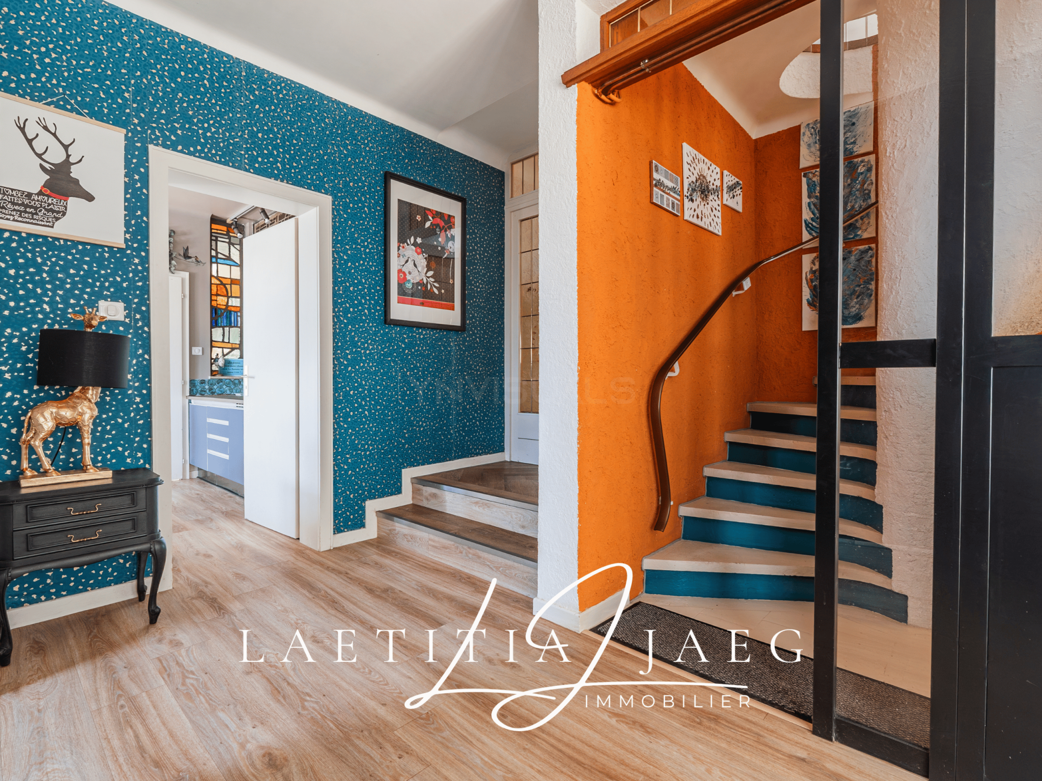 Intérieur d'une maison atypique avec un escalier et des murs colorés à Boofzheim.